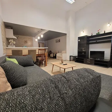 Center Apartment *